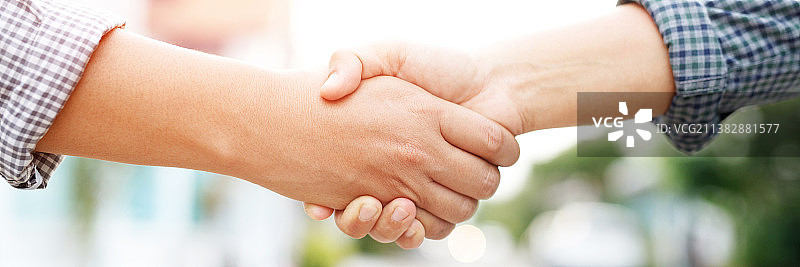 两位同事握手的商务场景特写图片素材
