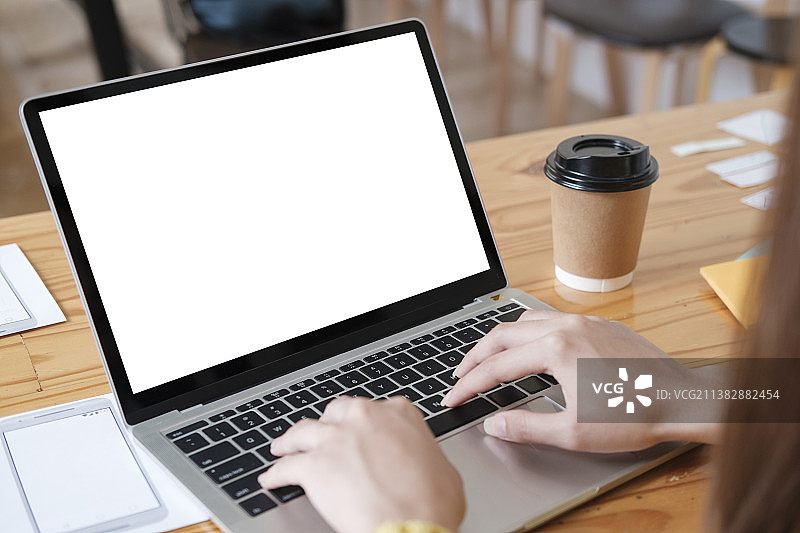 特写：在办公桌上使用智能手机模型图片素材