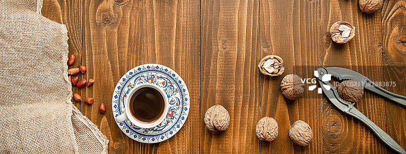 木制背景上带有坚果的果仁蜜饼选择性聚焦图片素材