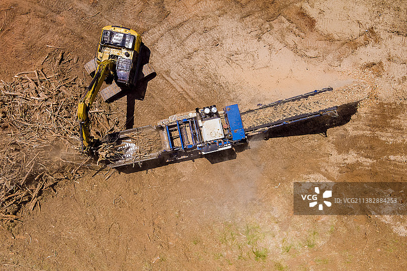 施工现场：木材削片机作业图片素材