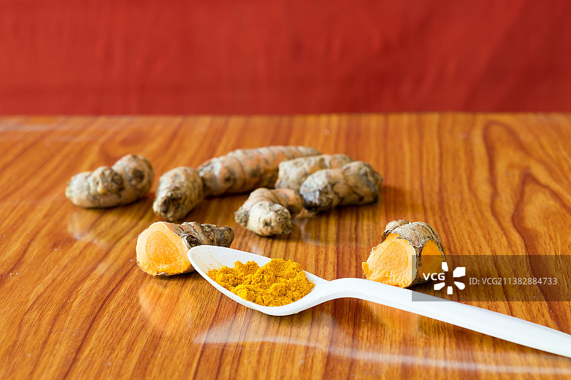 一汤匙纯姜黄粉，印度西孟加拉邦加尔各答图片素材