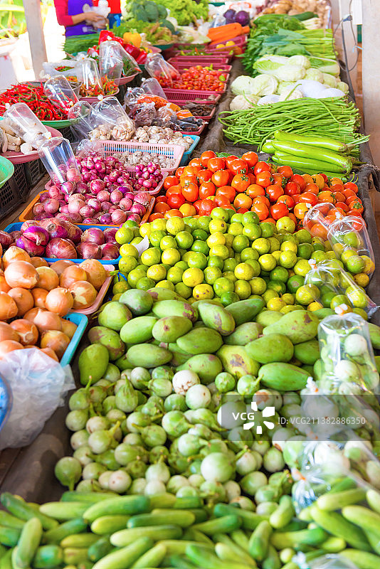带有果蔬摊位的食品市场图片素材