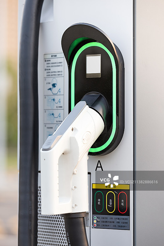 新能源电动汽车充电桩充电接口特写图片素材