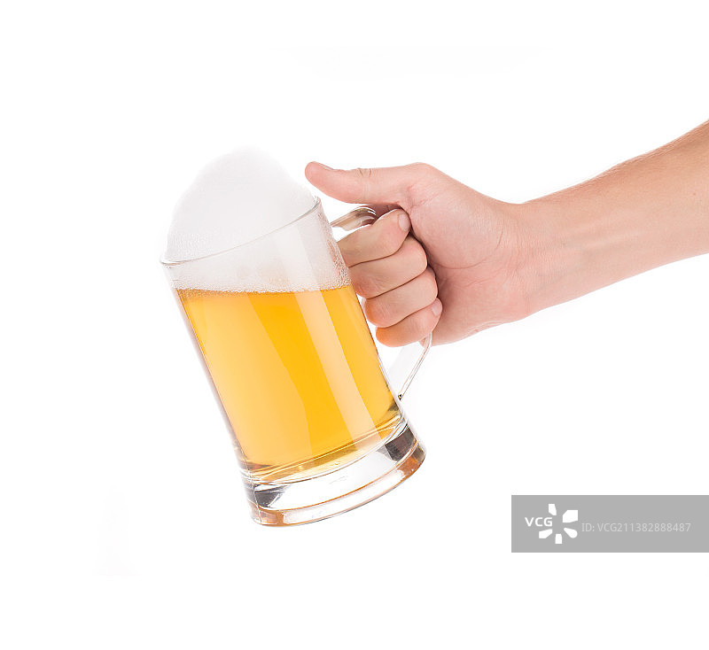 手持一杯啤酒，摩尔多瓦图片素材