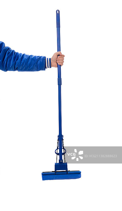 手持蓝色海绵拖把，摩尔多瓦图片素材