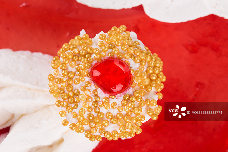 美味蛋糕与红色美甲特写图片素材