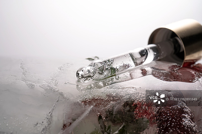 冰冻鲜花大冰块上的移液管图片素材