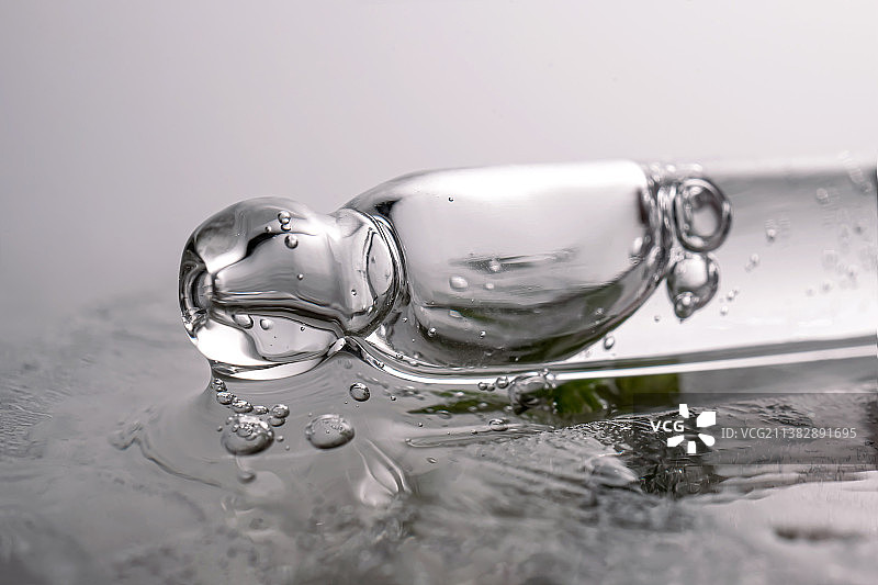 冰冻鲜花大冰块上的移液管图片素材