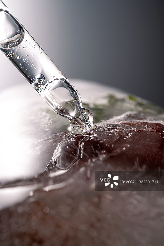 冰冻鲜花大冰块上的移液管图片素材