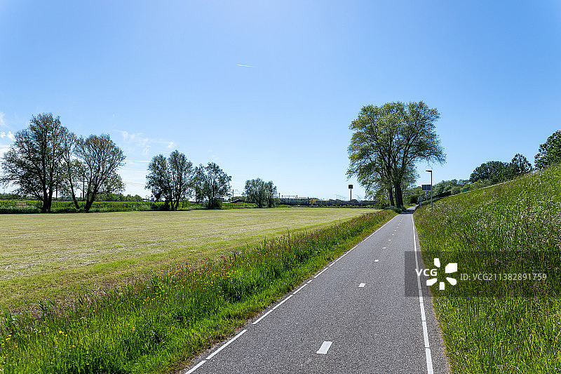 荷兰泰林根市A44公路旁的自行车道，萨森海姆图片素材