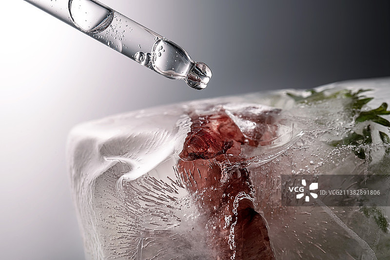 冰冻鲜花大冰块上的移液管图片素材