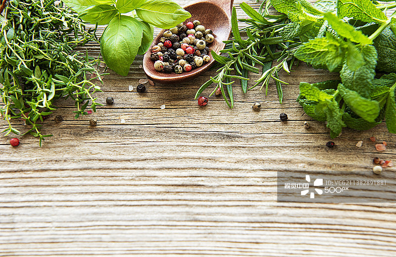 木制背景上的新鲜香草和香料俯视图图片素材