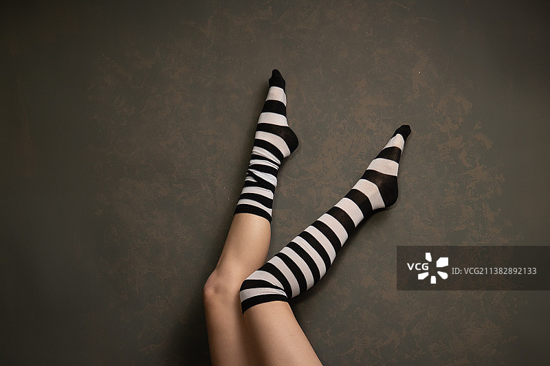 一位女士穿着黑白袜子图片素材