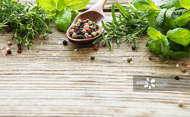 木制背景上的新鲜香草和香料俯视图图片素材