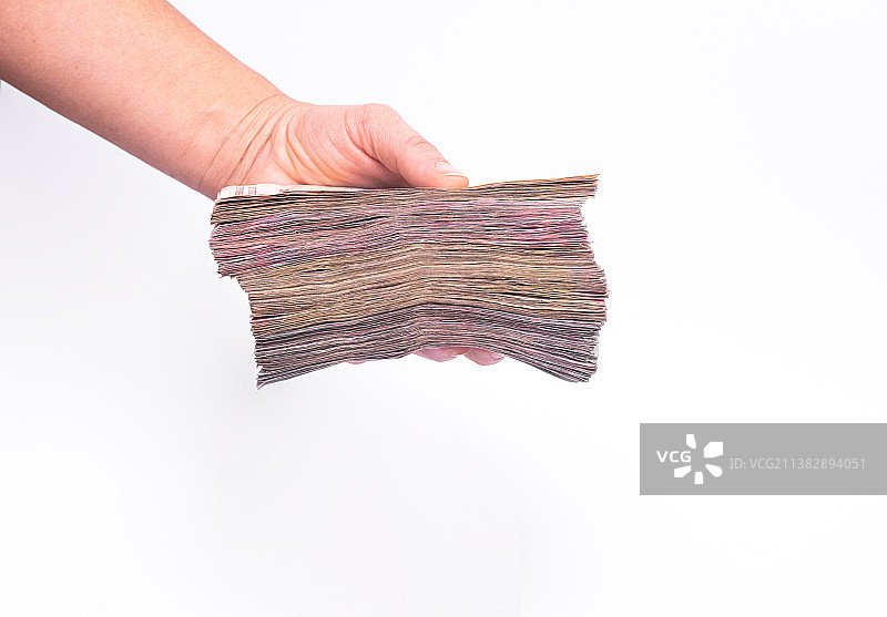 女人手中的一叠纸币图片素材