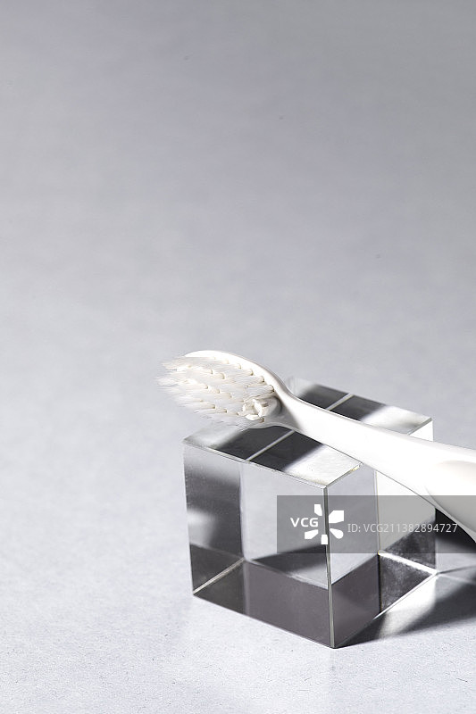 带文案空间的现代可充电声波或电动牙刷图片素材