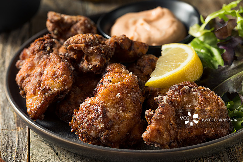 特写餐桌上盘子里的肉图片素材