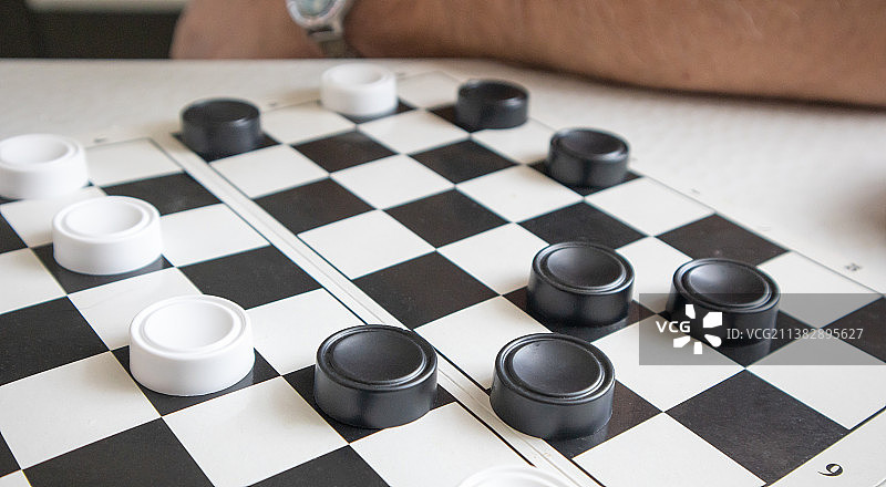 黑白棋盘上的棋子特写图片素材