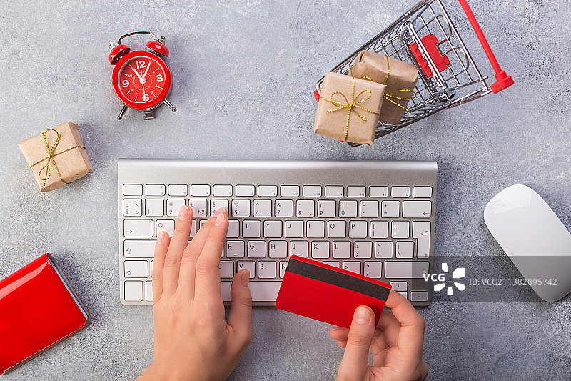 女人手在线订购礼品，用信用卡支付图片素材