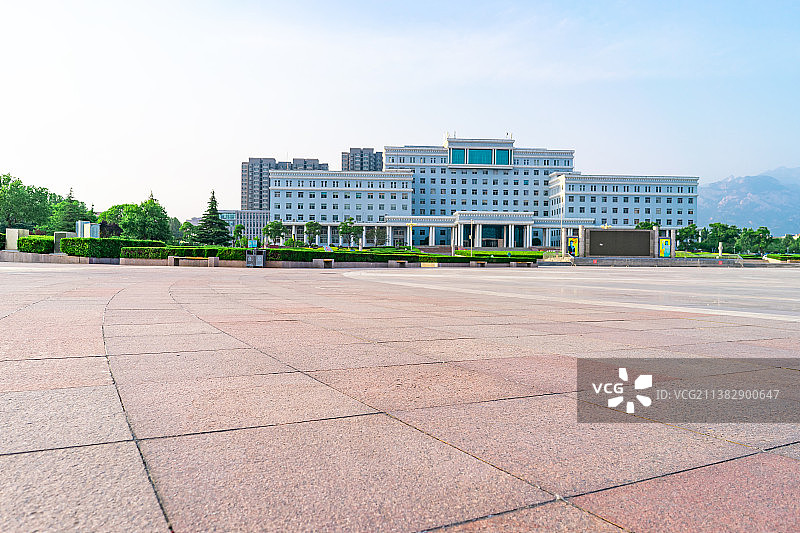 中国城市现代建筑拍摄主题，山东省泰安市岱岳区人民政府岱岳文化广场，宏伟的建筑外部和宽阔的广场全景图图片素材