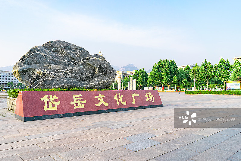中国都市风光拍摄主题,山东省泰安市岱岳区人民政府岱岳文化广场,巨大的泰山石石头和纹理图案,户外白昼无图片素材