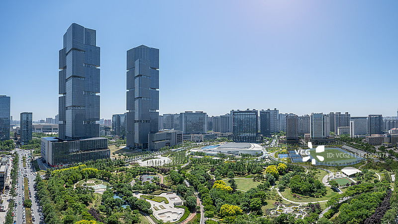 河南郑州市郑东新区高铁商务圈写字楼绿地图片素材