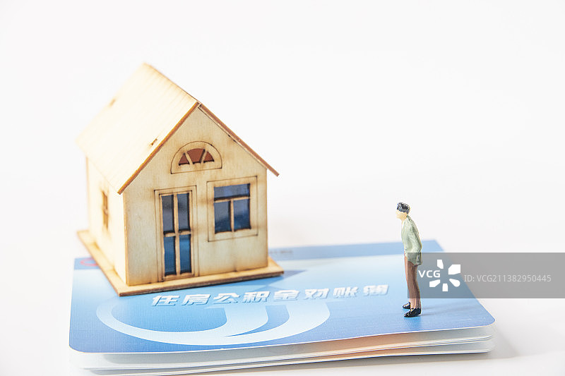 住房公积金对账簿和房子图片素材