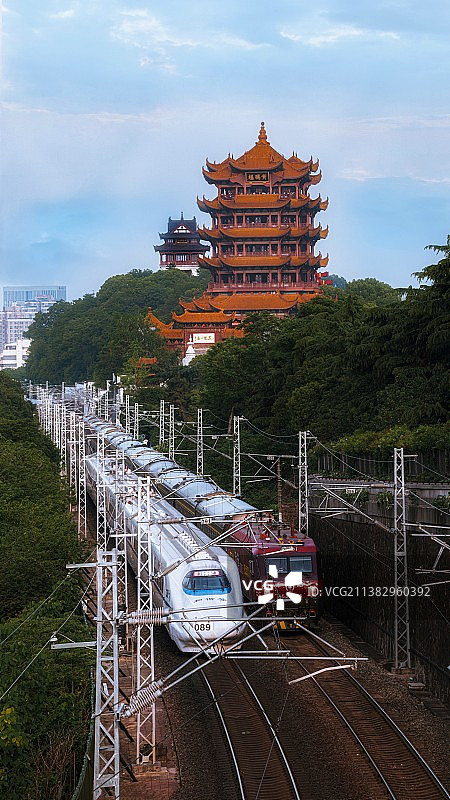 黄鹤楼和和谐号同框图片素材