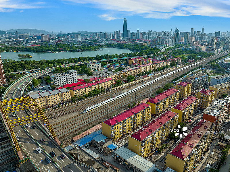 中国山东济南大明湖风景区顺河高架路下面，一列动车正经过图片素材