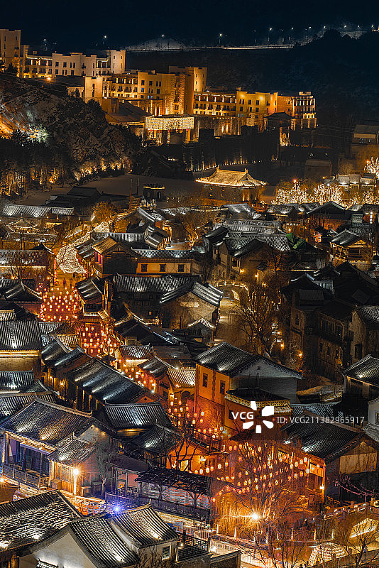 古镇夜间照明建筑的高角度透视丨古北水镇图片素材