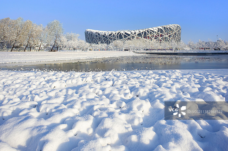 大雪初晴的鸟巢图片素材