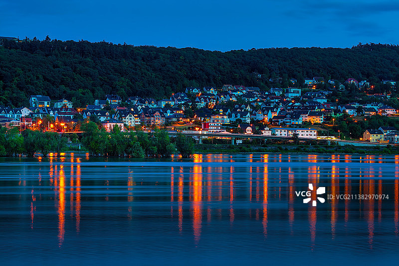 德国莱茵河畔小村宾根夜景图片素材