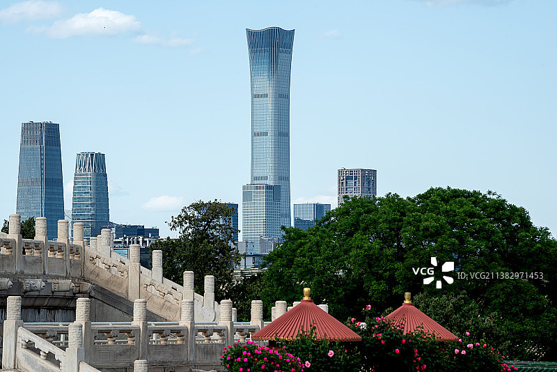 蓝天白云天坛看京城CBD图片素材