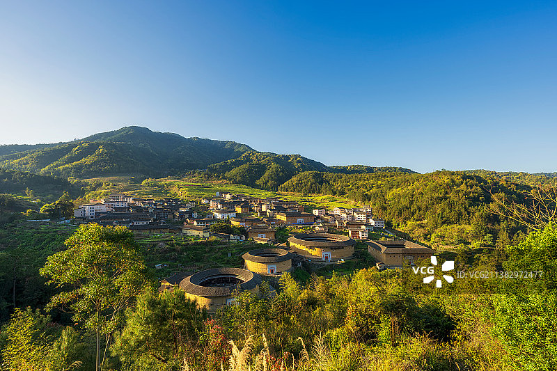 春季户外观景台视角下的世界文化遗产、全国重点文物保护单位福建省龙岩市永定下洋镇初溪土楼群——集庆楼图片素材