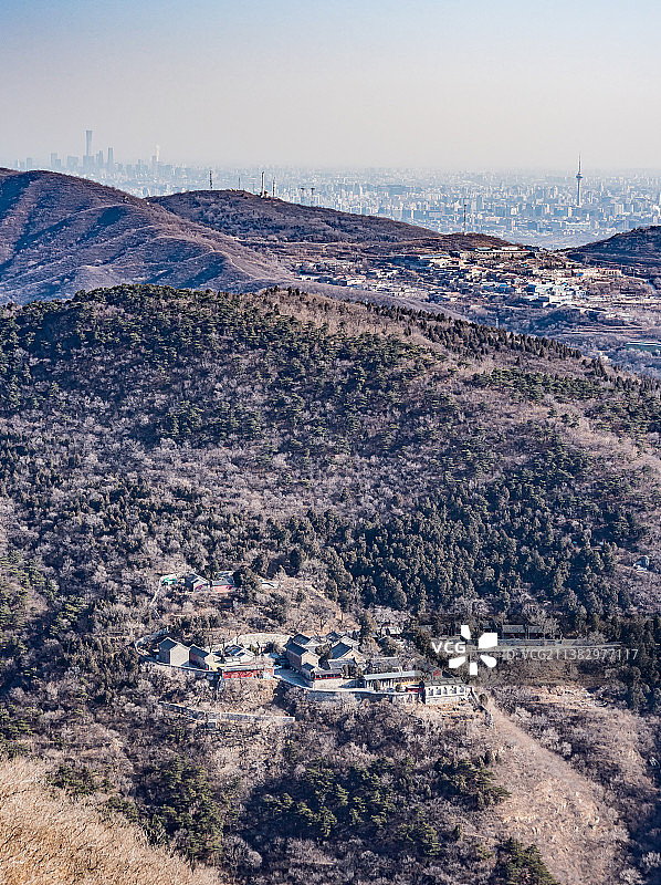 冬天北京石景山天泰山慈善寺远景图片素材