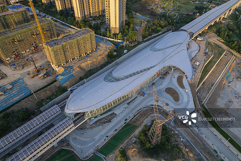 河南郑州市贾峪镇洞林湖-地铁6号线新田城站航拍视角图片素材