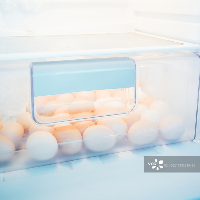 冰箱保鲜盒里的鸡蛋图片素材