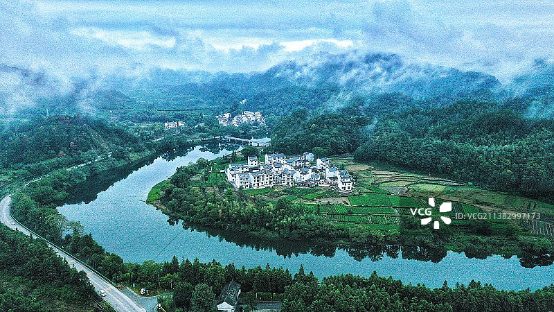 高角度俯瞰树木和山脉图片素材