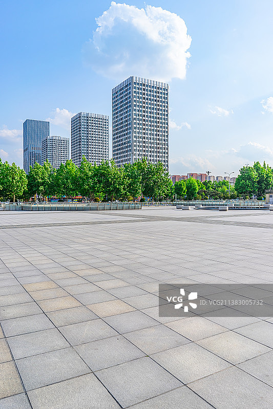 中国城市建筑拍摄主题，山东泰安蓝色的天空和摩天大楼公寓写字楼，户外无人图像摄影图片素材