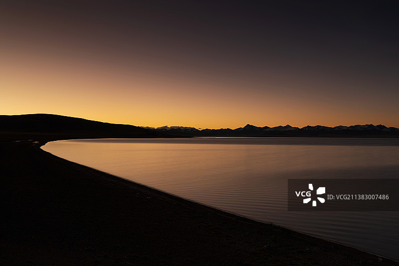 日出前的纳木错湖湾图片素材