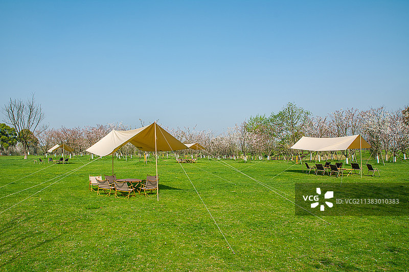 户外露营用品 天幕 折叠桌椅 休闲生活 遮阳帐篷 户外设备 浙江杭州良渚古城遗址公园图片素材