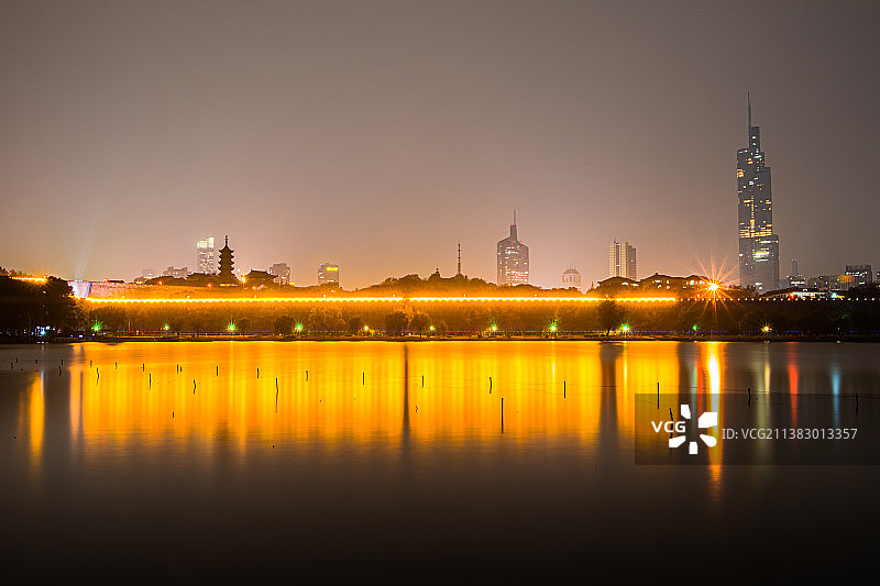 南京玄武湖边上的明城墙图片素材