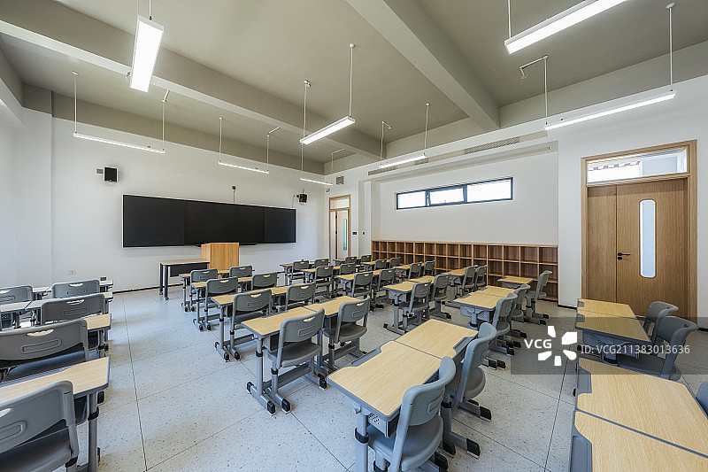 现代课堂内部场景与课桌椅图片素材