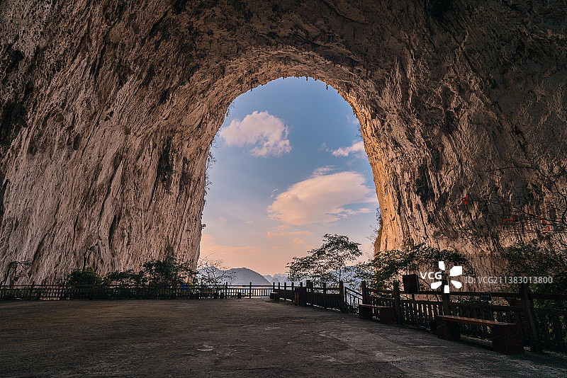 格凸河上穿洞风景图片素材