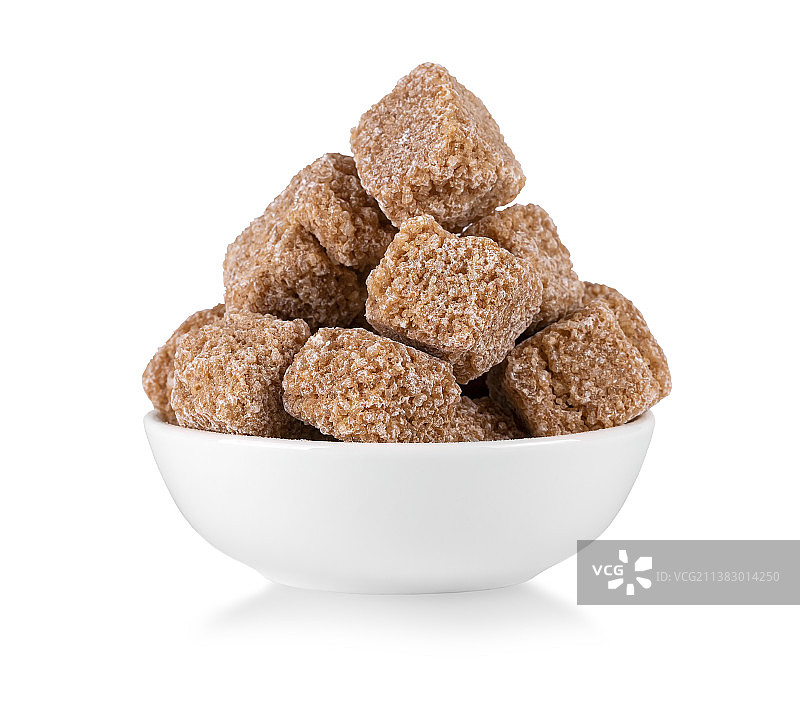 白色背景上分离的棕色方糖图片素材