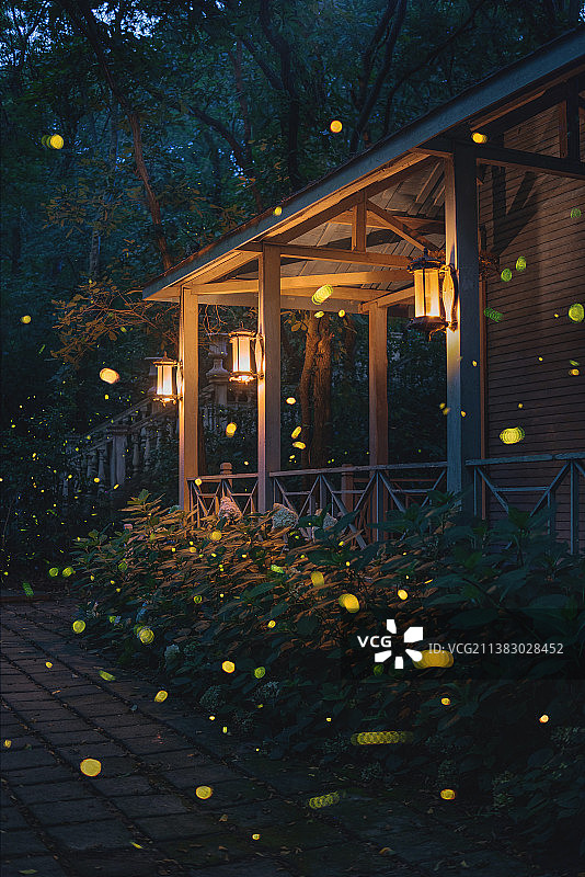 夜晚木屋的萤火虫图片素材