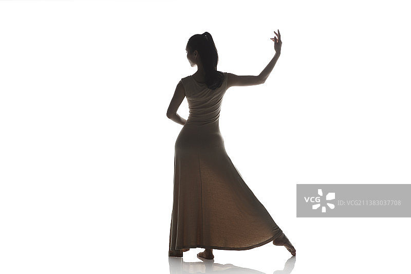 跳舞的年轻女性剪影图片素材