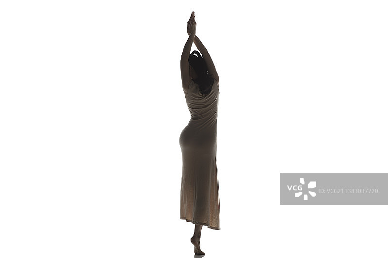 跳舞的年轻女性剪影图片素材