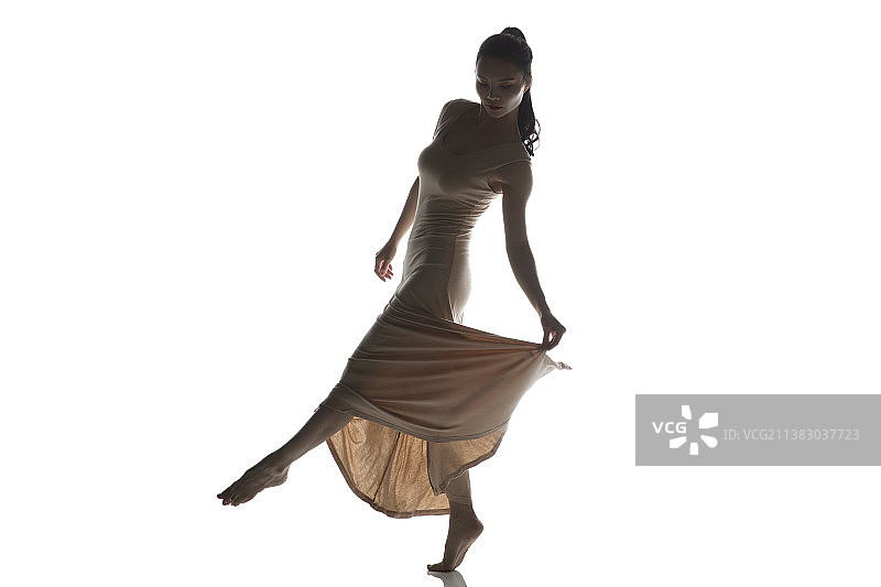 跳舞的年轻女性剪影图片素材