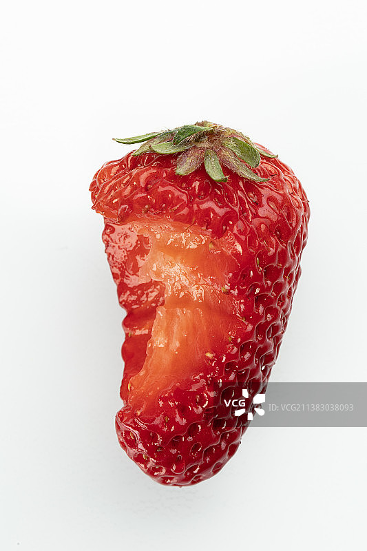 被咬了一口的草莓图片素材